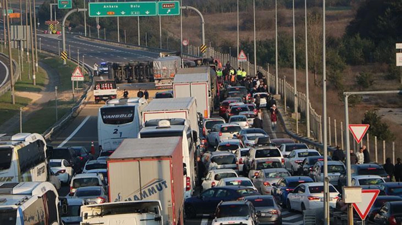 Anadolu Otoyolu'nda TIR devrildi, Ankara istikameti trafiğe kapandı!