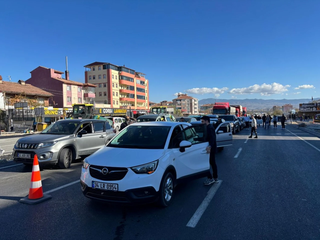 Kavşağın kapatılmasına yönelik tepkiler artıyor: Trafiği felç eden kara yolunu kapatma kararı tepki topladı